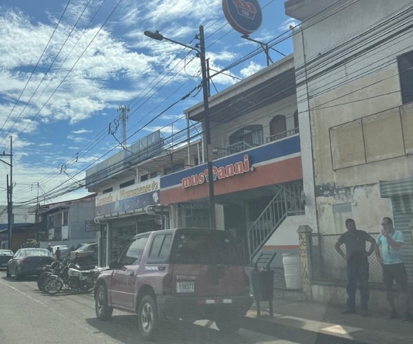 Panadería Musmanni en Parrita centro cerca de Vivirí Beach Bungalows