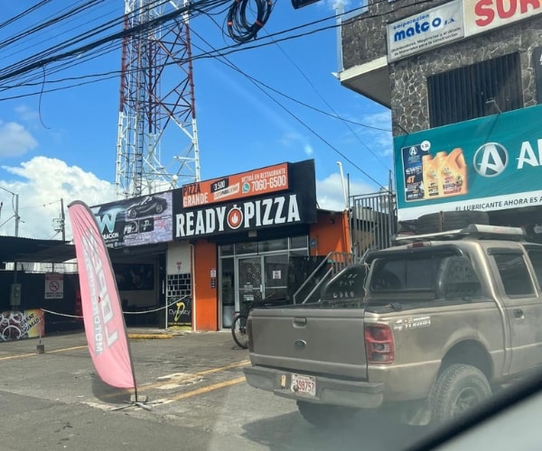 Ready2Pizza Parrita – comida rápida cerca de Vivirí Beach Bungalows