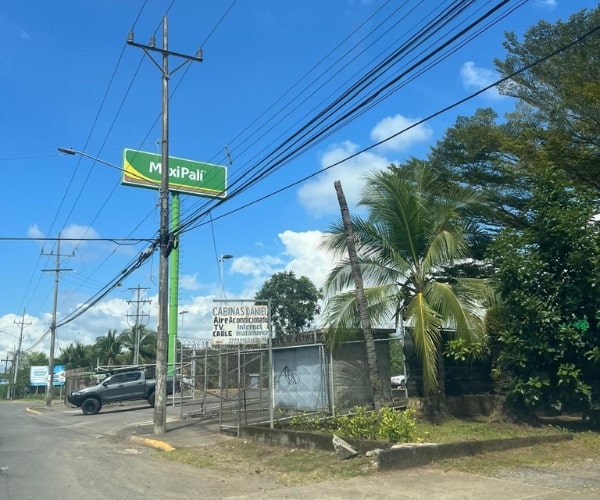 Supermercado MaxiPalí cercano a Vivirí Bungalows en Parrita Costa Rica