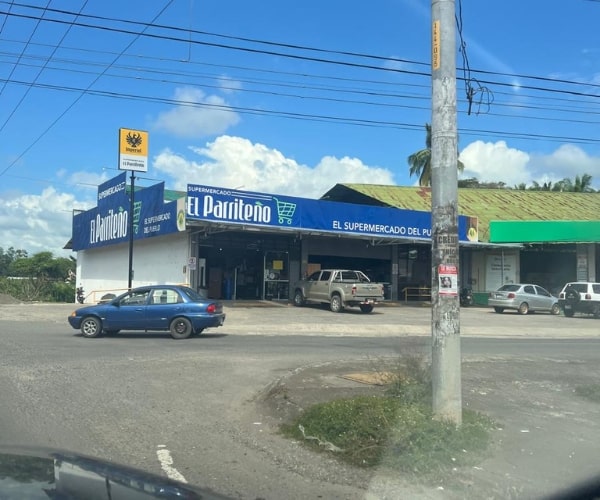 Supermercado El Parriteño en Parrita cerca de Vivirí Bungalows