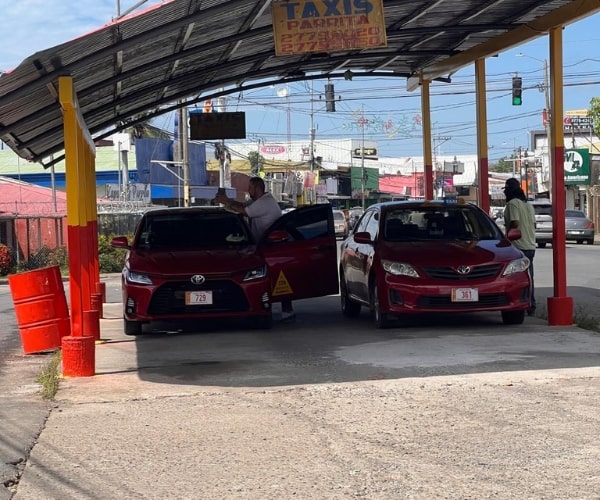 Parada de taxis en Parrita Costa Rica cerca de Vivirí Bungalows