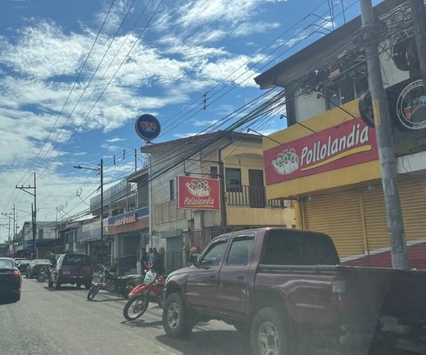 Restaurante Pollolandia Parrita cerca de Vivirí Bungalows