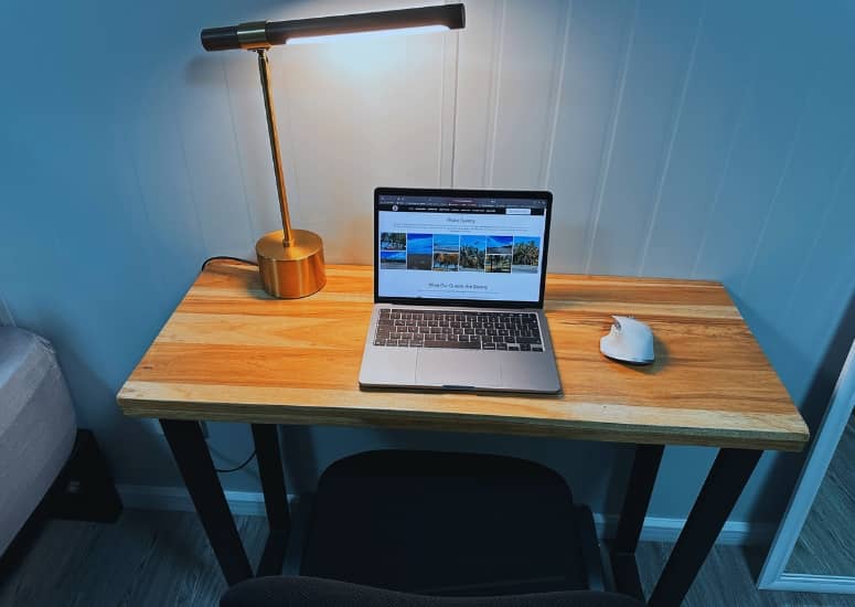 Escritorio para nómadas digitales en bungalow Vivirí, ideal para trabajo remoto con internet de alta velocidad, Parrita Costa Rica
