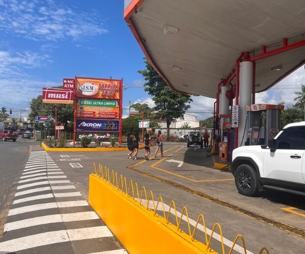 Gasolinera USM 24/7 Parrita cerca de Vivirí y playas de Costa Rica