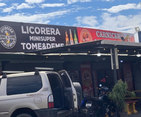 Licorera y Carnicería Tome & Deme Parrita – compra de bebidas cerca de Vivirí