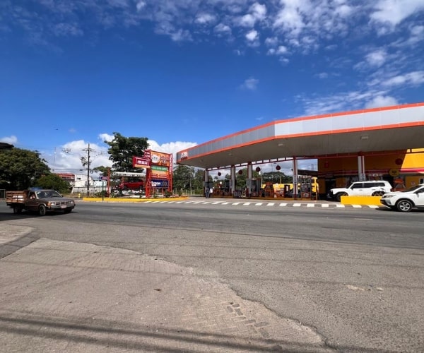 Entrada principal al centro de Parrita – acceso a tiendas y servicios