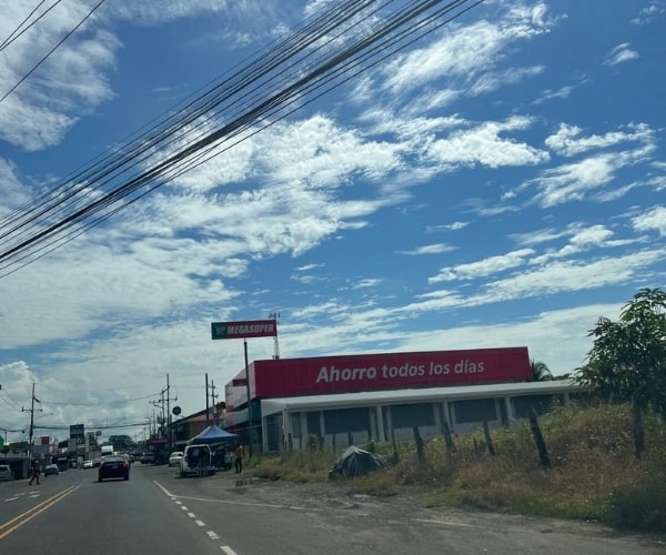 Megasúper Parrita – supermercado cercano a Vivirí y Playa Bandera