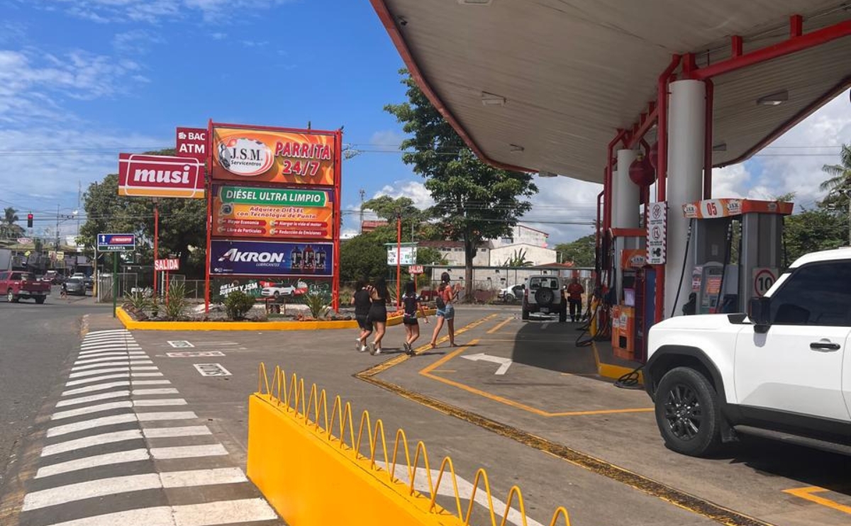 Viaje al Pacífico Central de Costa Rica con acceso a playas y naturaleza.