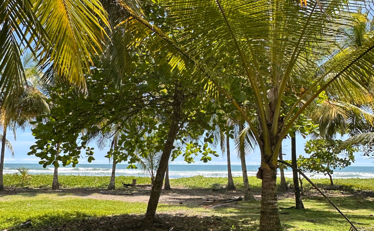 Paisajes naturales y alojamiento turístico en Parrita Costa Rica.